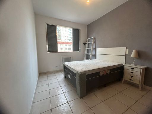 DORMITÓRIO COM GUARDA-ROUPA