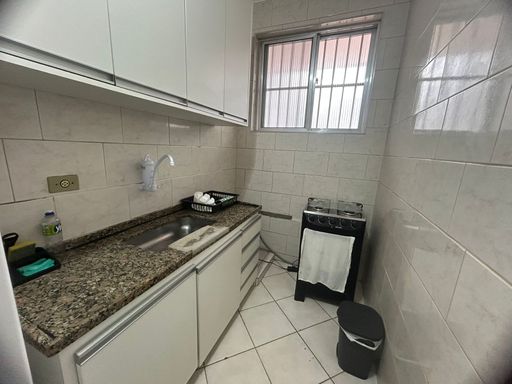 COZINHA COM ARMÁRIOS PLANEJADOS.