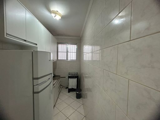 COZINHA COM ARMÁRIOS PLANEJADOS.