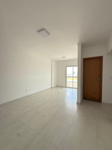 Sala ampla de 2 ambientes.