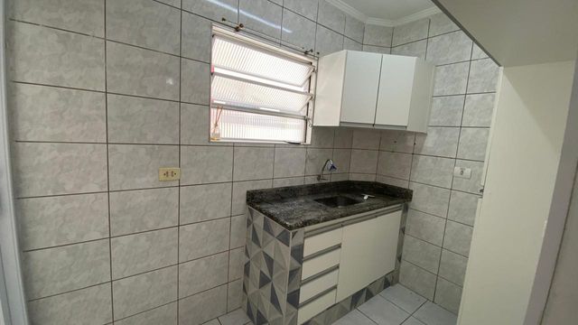 Cozinha com uma pia e gabinete.