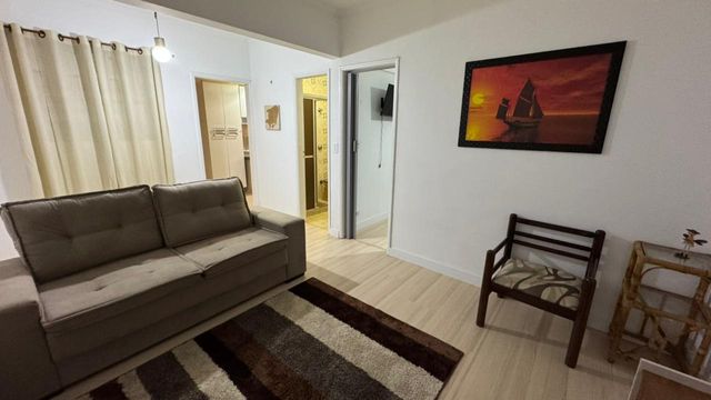 Sala ampla mobiliada com um sofá.