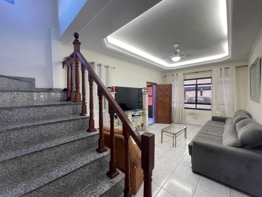 Sala com teto rebaixado em gesso com iluminação em LED.