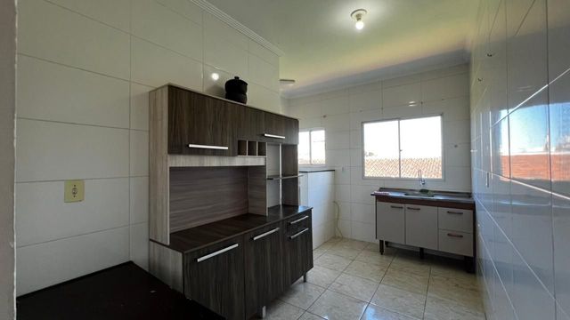 Cozinha espaçosa e bem iluminada.