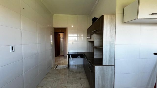 Cozinha espaçosa e bem iluminada.