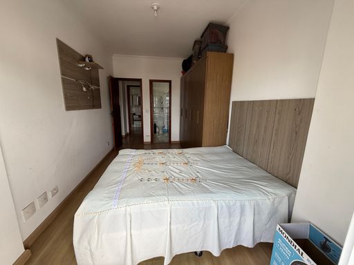 dormitório grande com cama casal e guarda roupa