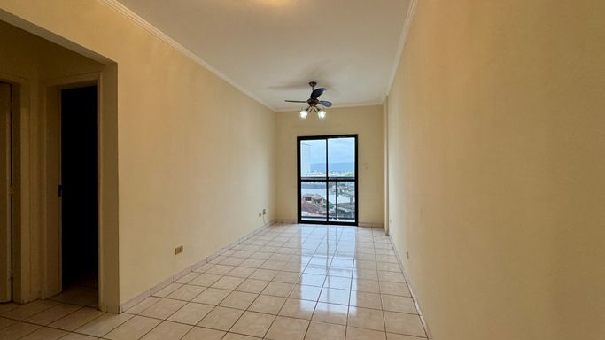 Sala ampla e bem iluminada com um ventilador de teto.