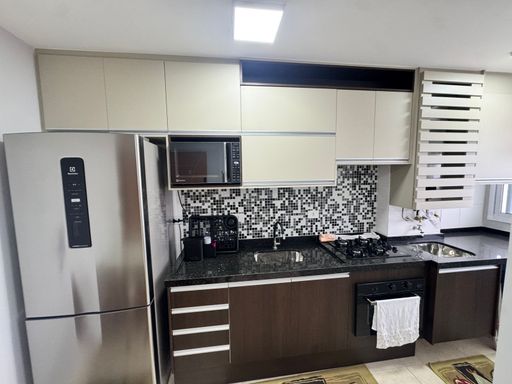 Cozinha planejada com geladeira.