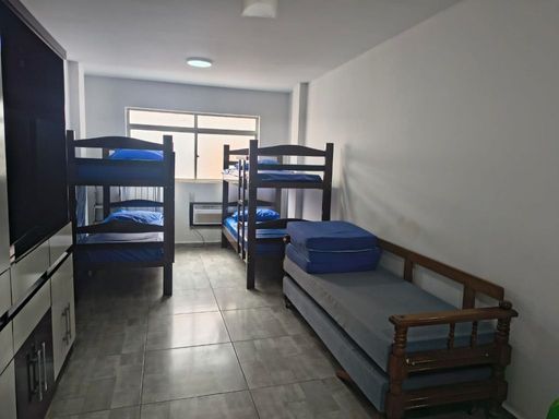 Sala living bem iluminada com ventilador de teto.