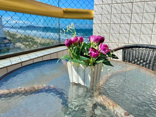 Sacada com vista para o mar.