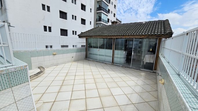 Espaço gourmet privativo com vista para o mar.