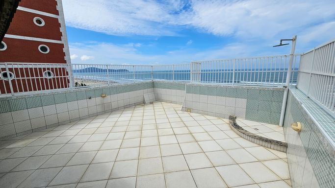 Espaço gourmet privativo com vista para o mar.