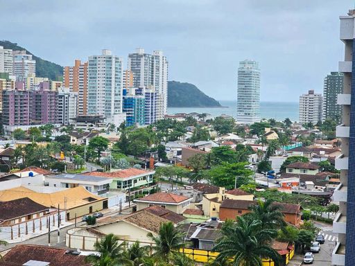 Vista do mar da sacada envidraçada.