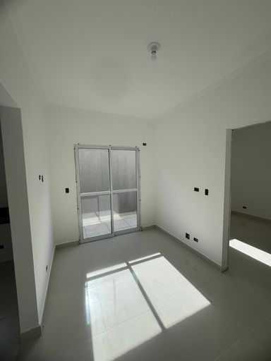 Sala muito bem iluminada com acesso ao quintal em L.