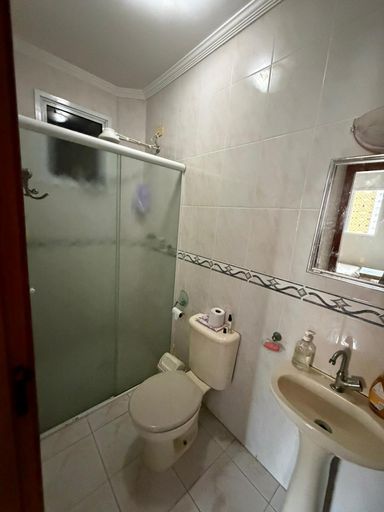 WC social com box de vidro.