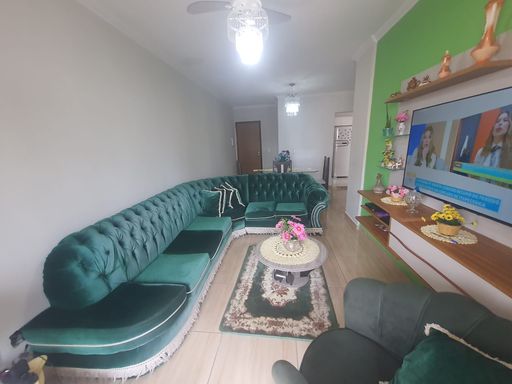 Sala de 2 ambientes com uma sacada.