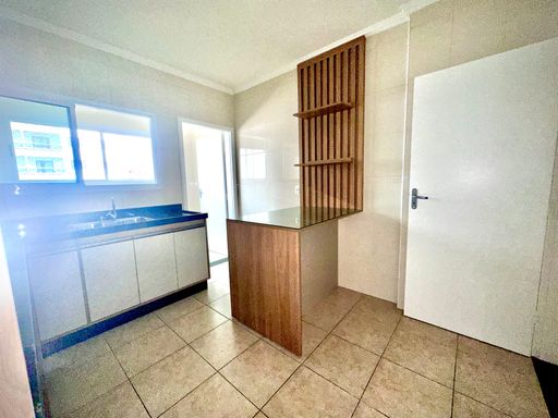 Cozinha espaçosa com armários planejados,