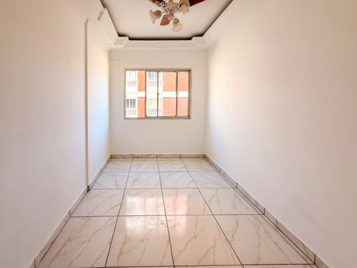 Sala ampla e bem iluminada com teto rebaixado em gesso.