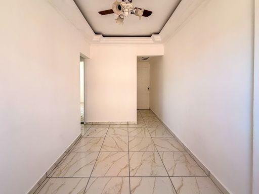 Sala ampla e bem iluminada com teto rebaixado em gesso.