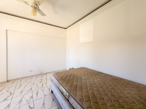 Dormitório amplo e bem iluminado com ventilador de teto.