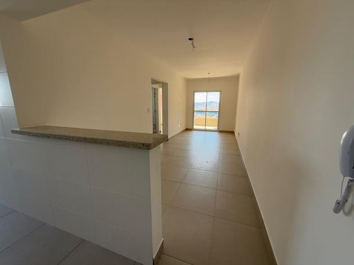 Sala ampla de 2 ambientes e cozinha americana.