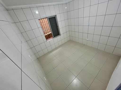 Dormitório com paredes brancas.