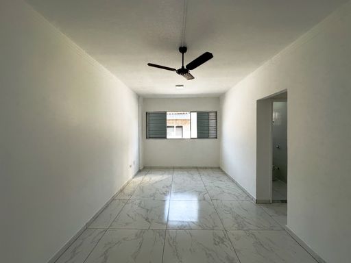 Sala living ampla reformada com muita iluminação natural com ventilador de teto.
