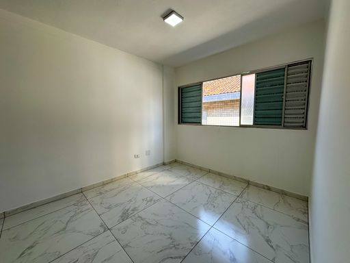 Sala living ampla reformada com muita iluminação natural com ventilador de teto.