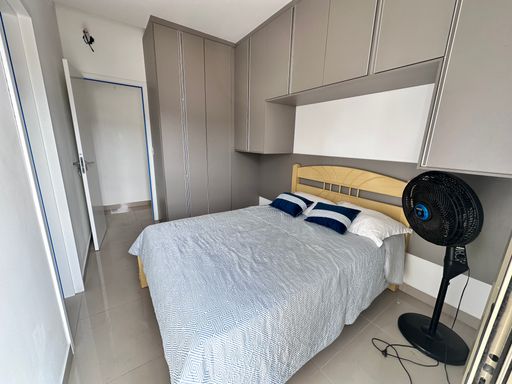 Suíte com acesso a sacada.