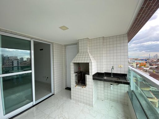 Sacada gourmet com churrasqueira com vista livre.