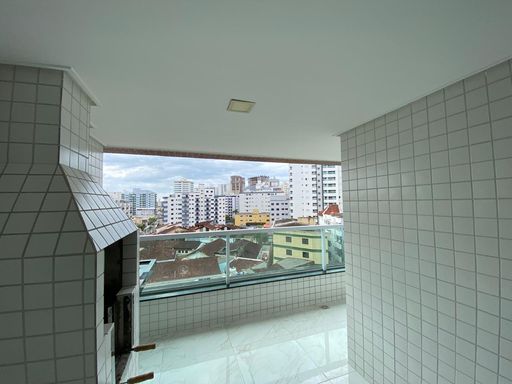Sacada gourmet com churrasqueira com vista livre.