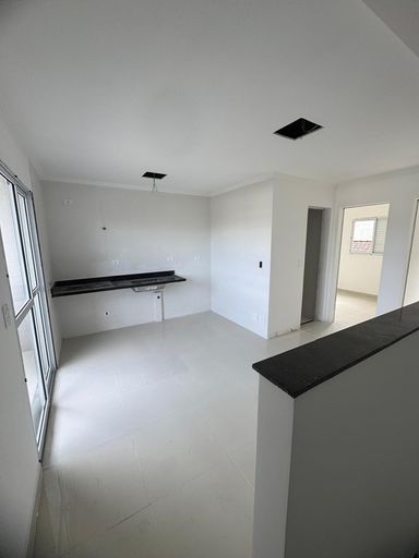 Sala e cozinha bem iluminado com acesso à sacada.