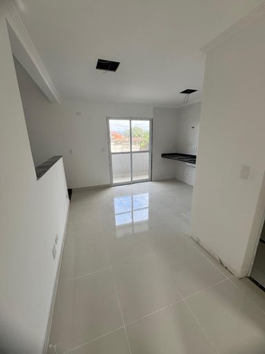 Sala e cozinha bem iluminado com acesso à sacada.