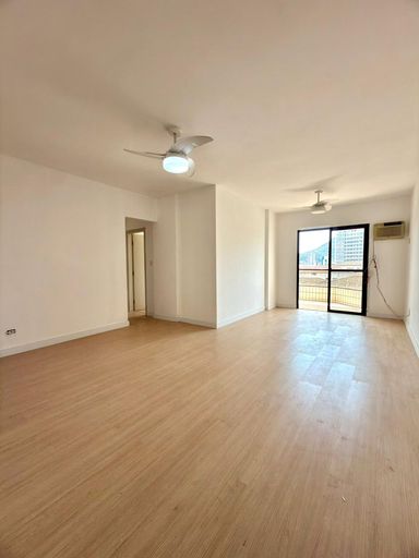 Sala ampla de 2 ambientes com piso laminado.