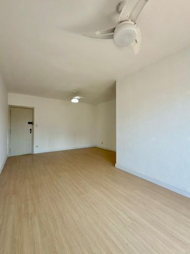 Sala ampla de 2 ambientes com piso laminado.