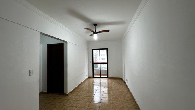 Sala de 2 ambientes com uma sacada e ventilador de teto.