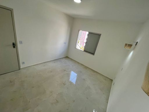 Dormitório bem iluminado.