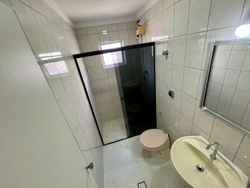 WC social com box de vidro.