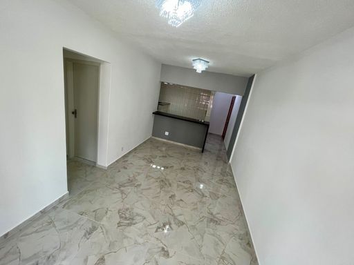 Sala bem iluminada com piso porcelanato.