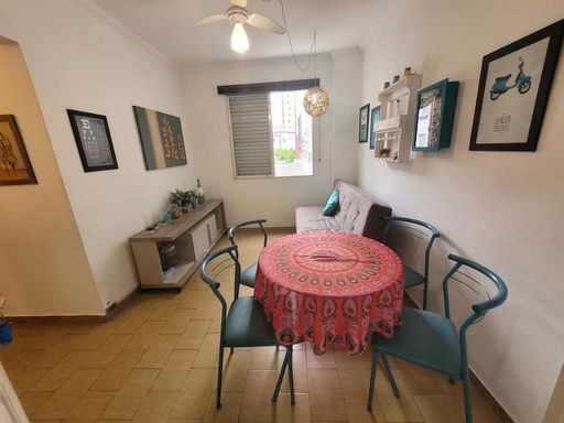 Sala bem iluminada e mobiliada com um ventilador de teto.