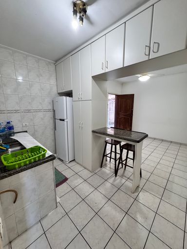 Cozinha americana com armários planejados.