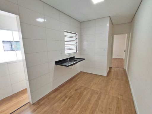 Cozinha com piso laminado.