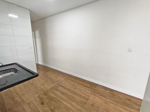 Cozinha com piso laminado.