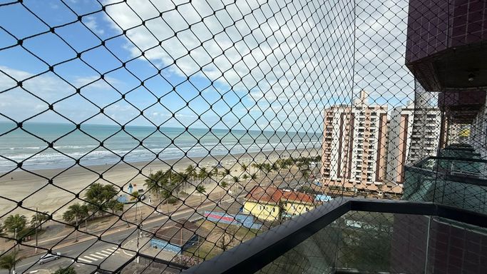 Sacada da sala com vista para o mar.