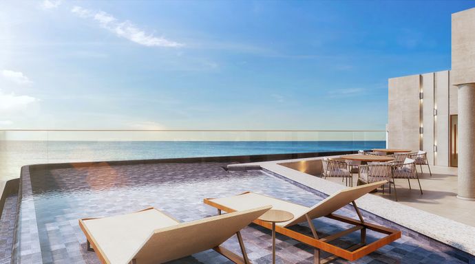 Piscina com vista para o mar.