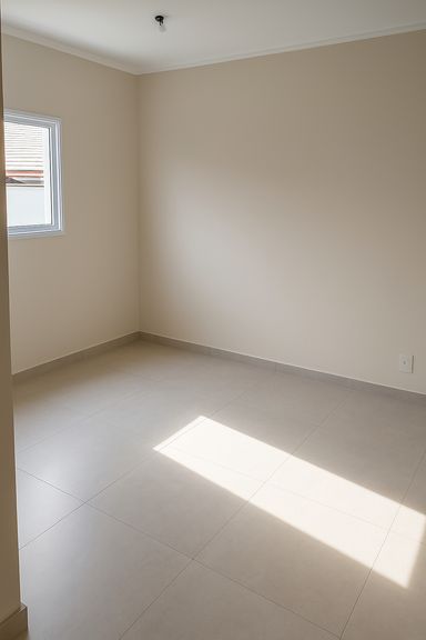 Quarto com piso claro e janela ampla com boa ventilação