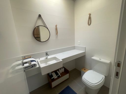 : O banheiro da quarta suíte, com acabamento elegante.