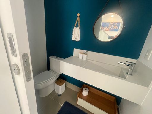O lavabo com design sofisticado e acabamento de alto padrão.