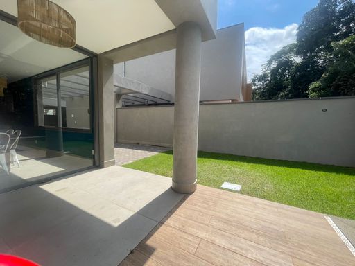 O terraço no andar superior com vista para a área de lazer.