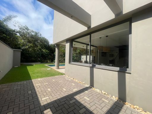 Caminhos ou passagens externas que ligam diferentes áreas do terreno.